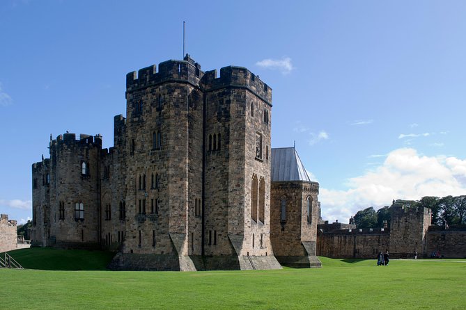 Alnwick Castle, Northumberland and Borders Tour with Admission - A border-country day from Edinburgh that actually moves