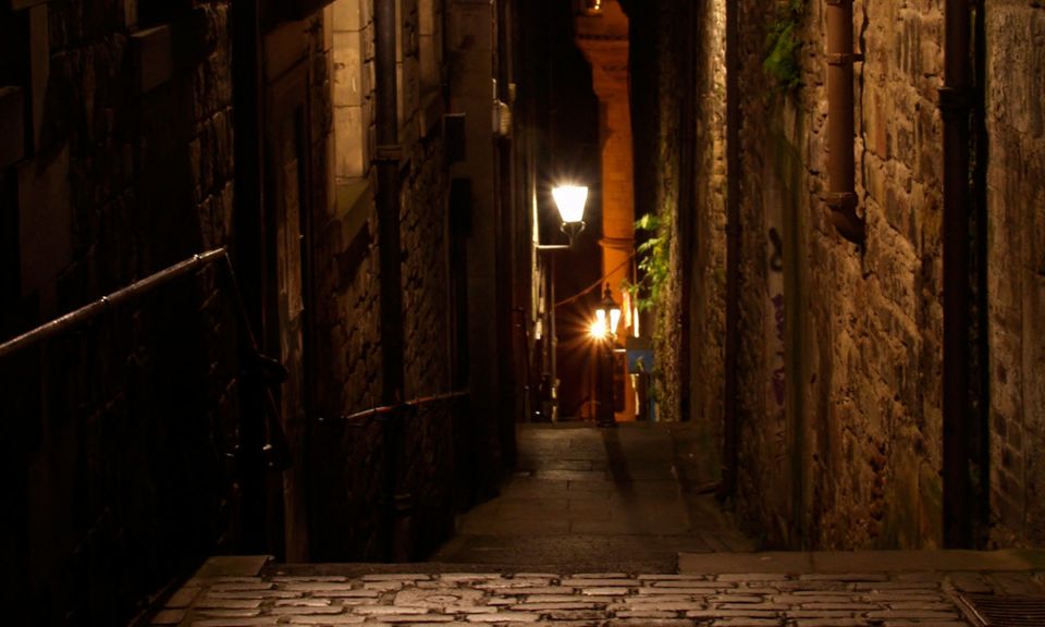 Edinburgh: 2-Hour Ghost Tour in Italian - Meeting Point and Nightfall Rhythm on the Royal Mile