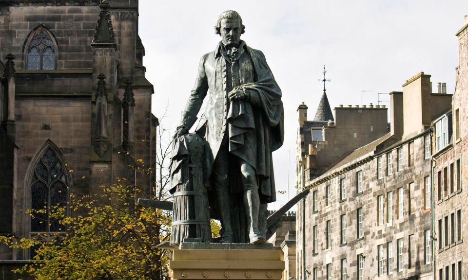 Edinburgh: 3-Hour Historical Walking Tour in Italian - From the City Chambers to Mercat Cross: getting oriented fast