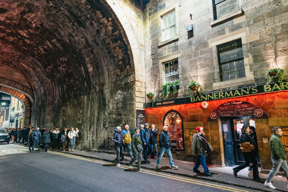 Edinburgh: 7 Bar Pub Crawl with 7 Shots & Discounts - Group Energy, Solo-Friendly Fun, and How Guides Help