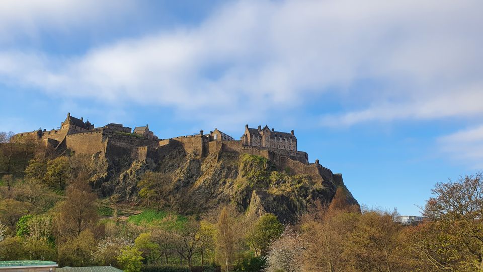 Edinburgh Castle: 120-Minute In-Depth Tour with Expert Guide - Castlehill and the Esplanade: start with orientation, not overload