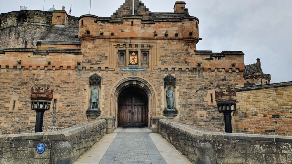 Edinburgh Castle: 120-Minute In-Depth Tour with Expert Guide - Meeting at the High Court near David Hume statue