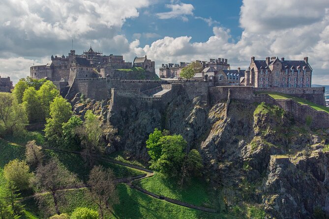 Edinburgh Castle: Guided Walking Tour with Entry Ticket - Meeting on Advocates Close: start fast, don’t waste daylight