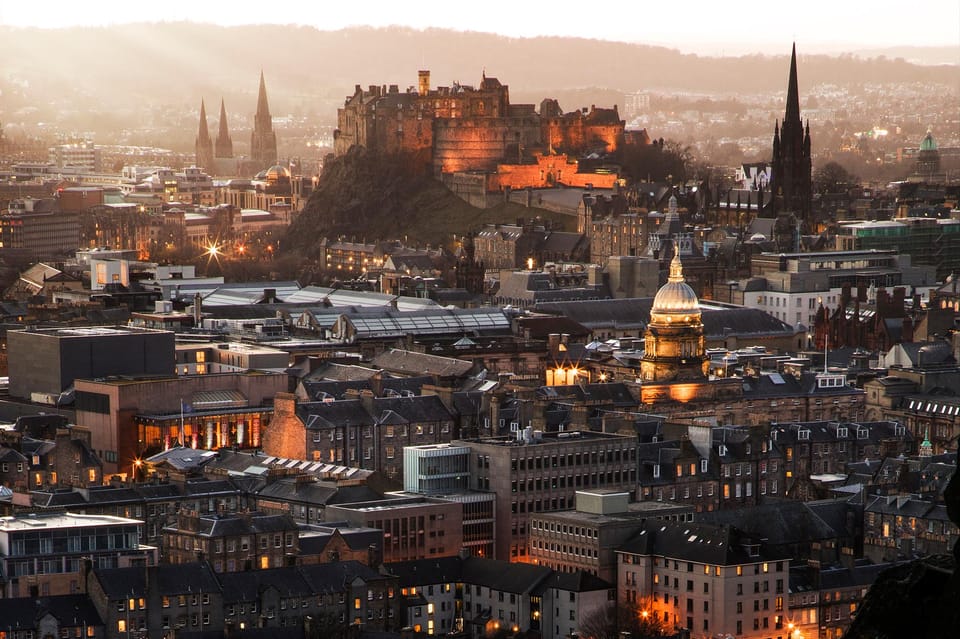 Edinburgh Castle & Royal Mile Walking Tour - Ticket Included - Start at the Fringe shop: meeting point and first move