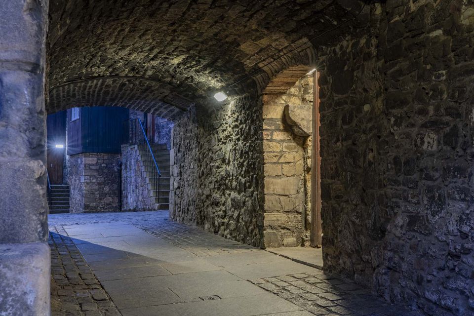Edinburgh: Dark Secrets of the Old Town Ghost Walking Tour - What to Wear and Bring for Edinburgh’s Night Walking