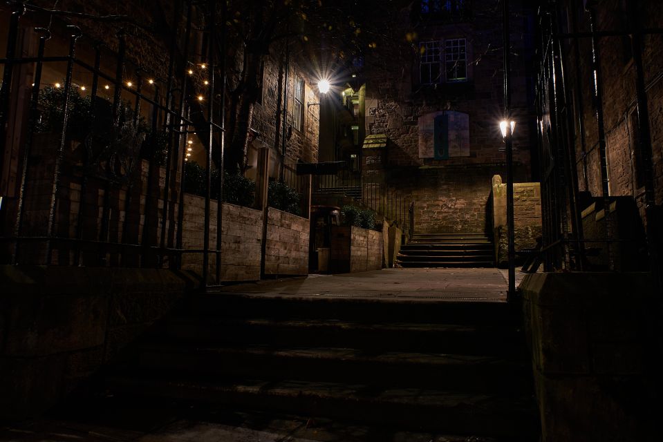 Edinburgh: Dark Secrets of the Old Town Ghost Walking Tour - The Guides: Storytelling That Actually Keeps People Listening