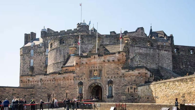 Edinburgh: Edinburgh Castle Guided History Tour with Tickets - After the guided tour: using your ticket time in the museums
