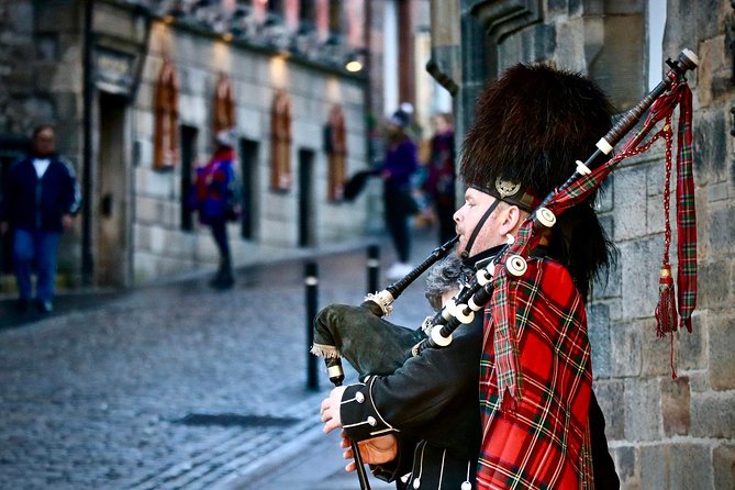 Edinburgh Food Tour with Scotch, Haggis, a Secret Dish & More - Royal Mile: from Castle-side streets to Royal Mile lanes and meanings