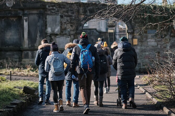 Edinburgh Full Day Walking Tour with Castle Included -Small Group - High Street and the Royal Mile: lunch, pubs, and the rules of power