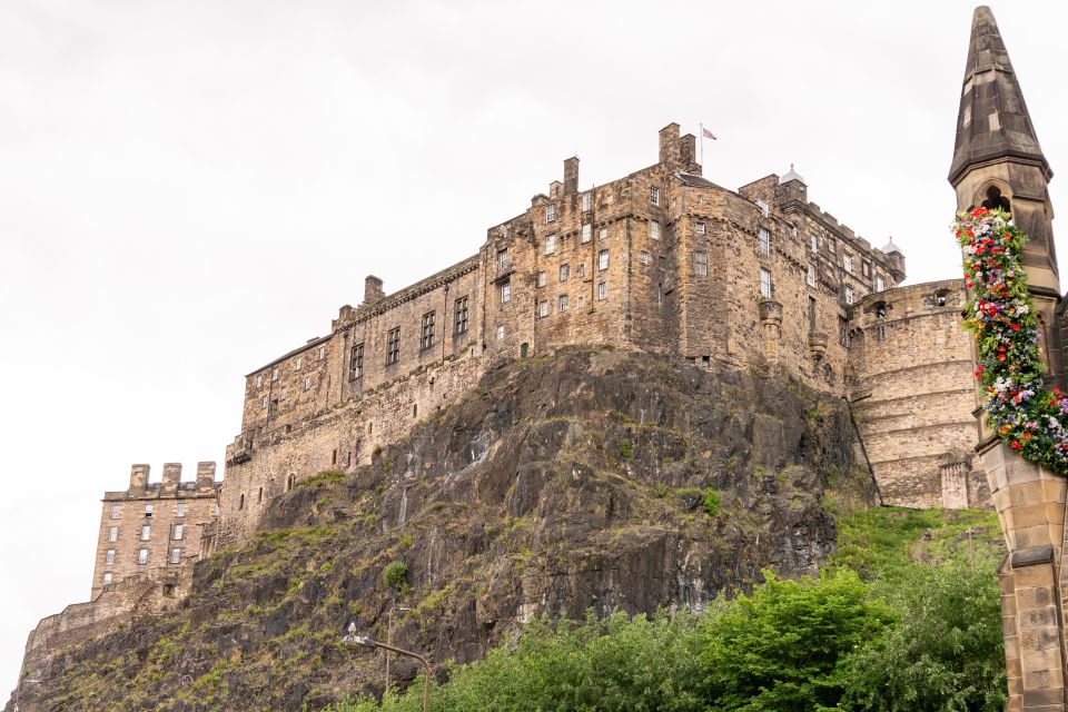 Edinburgh: Harry Potter Magical Guided Walking Tour - Entering the Harry Potter Story at William Chambers Monument