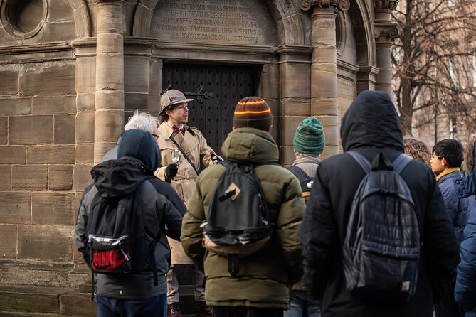 Edinburgh Historical Gems Tour with Whisky & Local Flavours - Canongate and the closes: the part that feels like you found it first