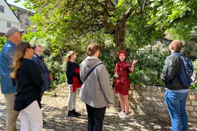 Edinburgh Historical Gems Tour with Whisky & Local Flavours - Guide energy and conversation time: Darcy and Katie as examples