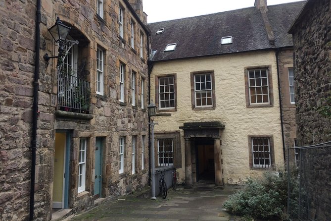 Edinburgh: History Lovers Old Town Walking Tour - Meeting points and what a 2-hour rhythm feels like