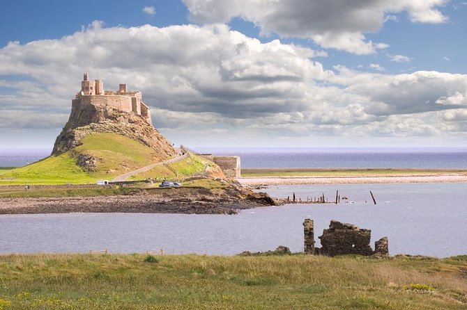 Edinburgh: Holy Island, Alnwick Castle & Kingdom of Northumbria - Flodden Battlefield: Quick, Free, and Historically Weighty