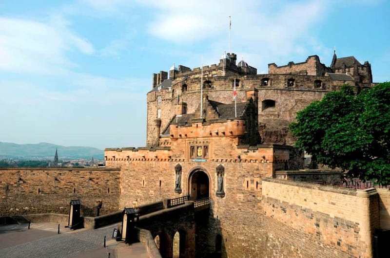 Edinburgh: Immersive Old Town Historical Walking Tour - First Steps at 192 Parliament Square on the High Street