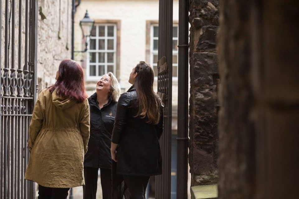 Edinburgh: Immersive Old Town Historical Walking Tour - The Royal Mile With Clear Audio: Hearing the Story in Busy Streets