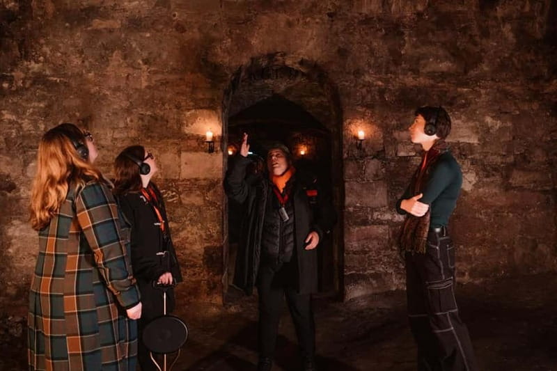 Edinburgh: Immersive Small-Group Historic Vaults Tour - Starting at Mercat Cross and getting your bearings on the Royal Mile