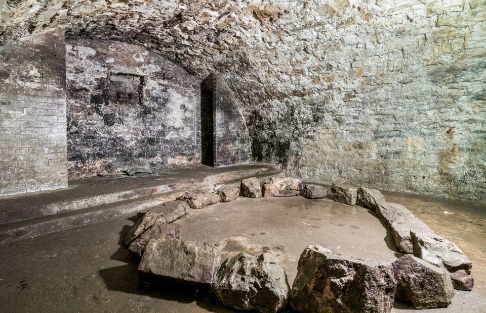 Edinburgh: Late-Night Underground Vaults Terror Tour - The physical reality: stairs, a 2-foot step, and no toilets