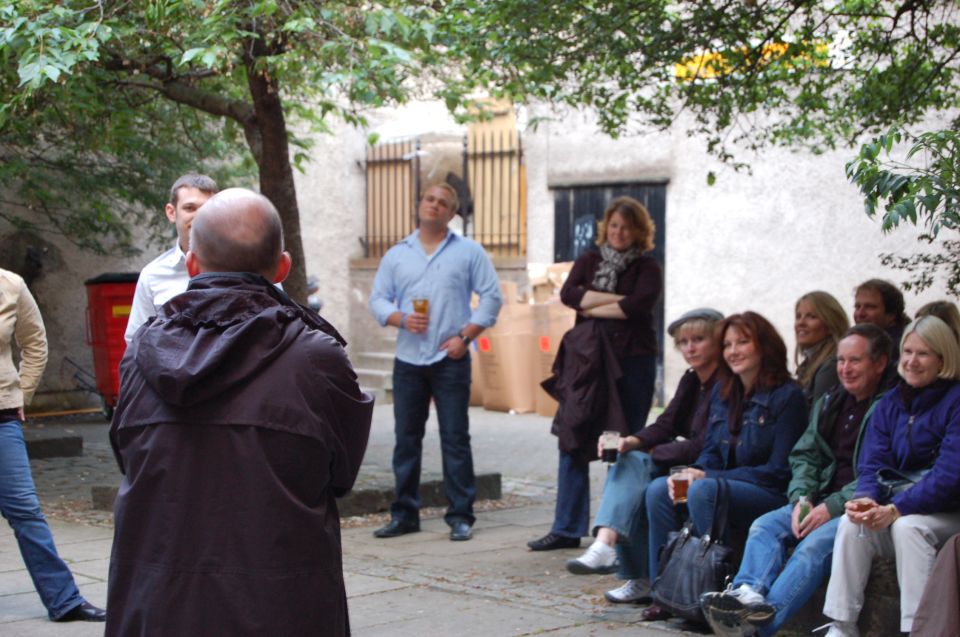 Edinburgh Literary Pub Tour with "Real-Actors" - Starting at Grassmarket and walking the wynds the right way