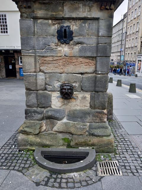 Edinburgh: Old Town Highlights Walking Tour - The big takeaways you’ll remember days later