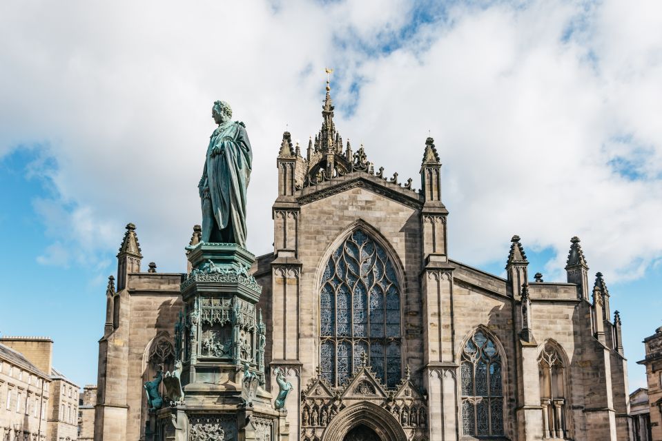 Edinburgh: Old Town History and Tales Walking Tour - What the two-hour pace feels like (and who it suits)