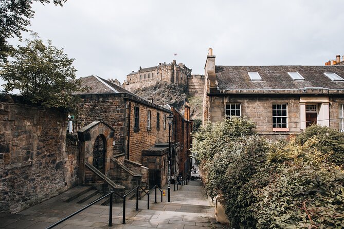Edinburgh: Old Town's Highlights Walking Tour - Key highlights at a glance