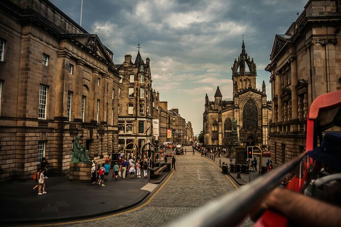 Edinburgh: Old Town's Highlights Walking Tour - Stop 4: Grassmarket, pubs nearby, and the square’s hard past