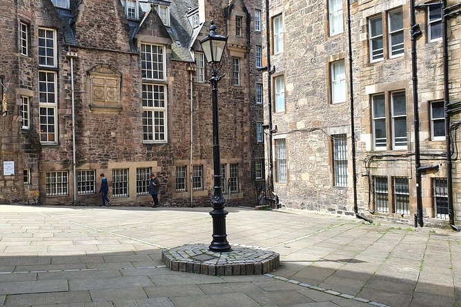 Edinburgh Private Walking Tour - Stop 3: Advocate’s Close—Old Town to New Town views and real scandal
