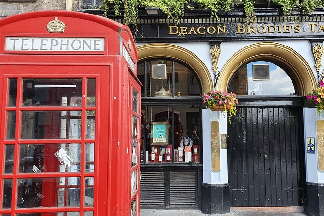Edinburgh Private Walking Tour - Stop 4: Deacon Brodie’s Tavern—respectable by day, legend by night