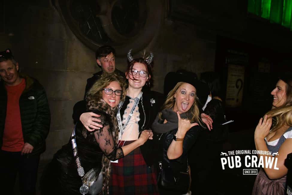 Edinburgh: Pub Crawl 7 Bars with 6 Shots - VIP entry and no cover charges: how this saves real money