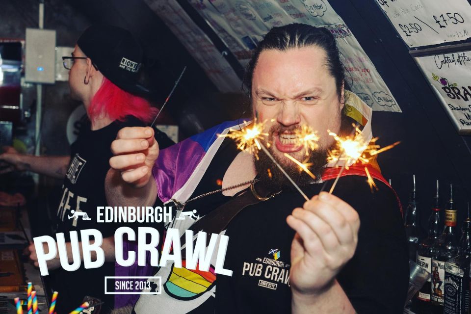 Edinburgh: Pub Crawl 7 Bars with 6 Shots - Walking the back streets: part fun, part timing