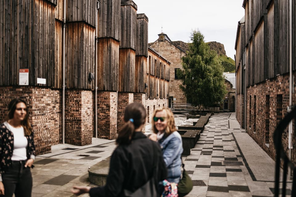 Edinburgh: Pubs and History Guided Walking Tour with Beer - Key highlights you’ll feel right away