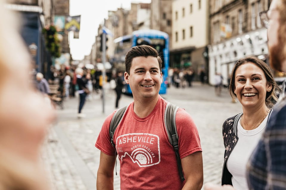 Edinburgh: Pubs and History Guided Walking Tour with Beer - Royal Mile to Canongate to Grassmarket: getting out of the crowd
