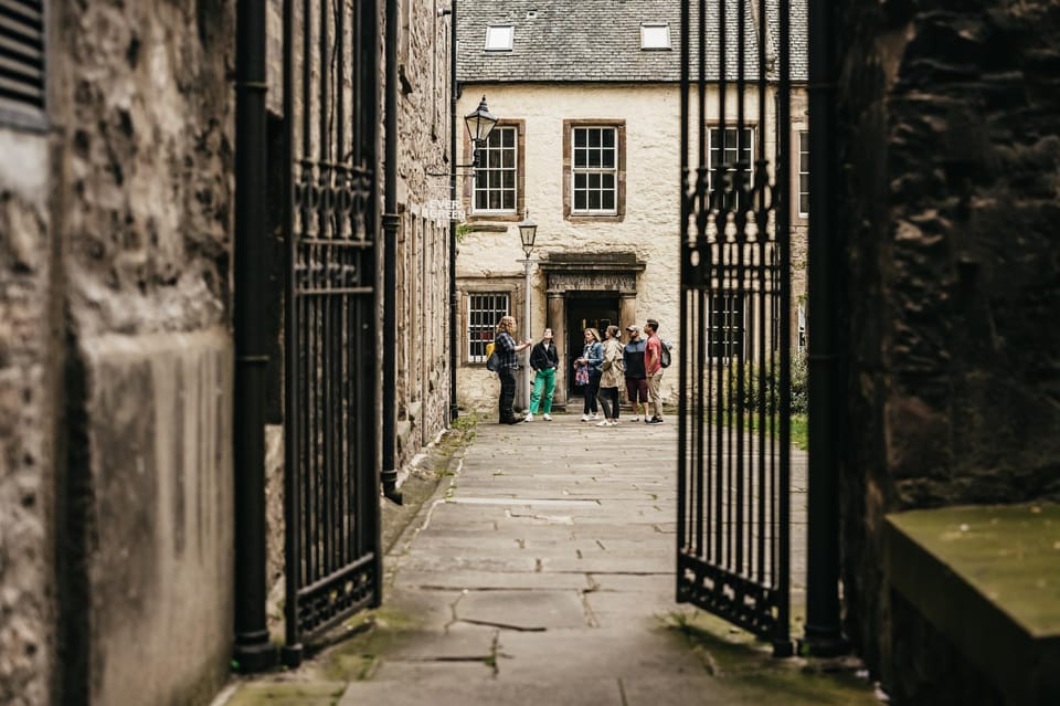 Edinburgh: Pubs and History Guided Walking Tour with Beer - Price and value: is $62 fair for two hours?
