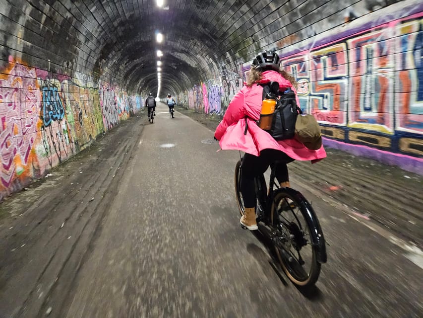 Edinburgh: Sightseeing Bike Tour - Getting rolling: from the Castle shadow into quiet cycling lanes