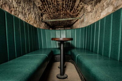 Edinburgh: The Lost Close Underground Scotch Whiskey Tasting - Stop 1 at CoDE Pod – THE CoURT: start relaxed, not rushed