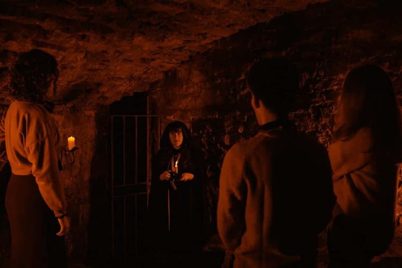 Edinburgh: Underground Vaults and Graveyard Evening Tour - What to bring (and what to skip)