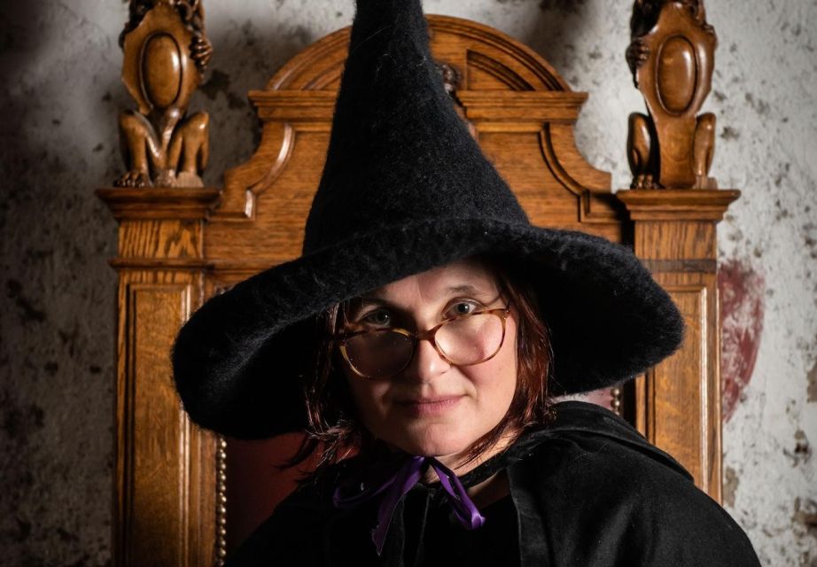 Edinburgh: Witches & Haunted History Walking Tour - Old Town closes and wynds: Lady Stair’s Close and the “where did everyone go” effect