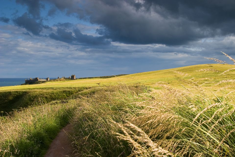 From Edinburgh: Glamis and Dunnottar Castles Tour in Italian - Stonehaven stop: the best place to warm up and reset
