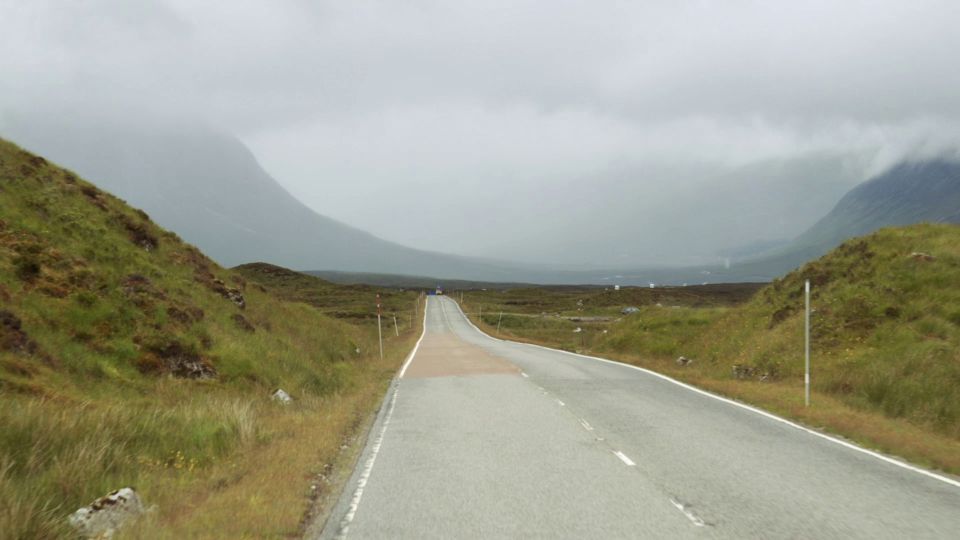 From Edinburgh: Loch Ness and Highlands Tour in Spanish - Glen Coe Photo Stop: Why This Valley Gets Attention