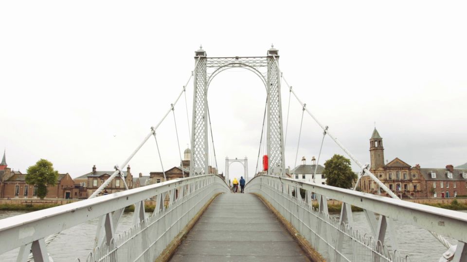 From Edinburgh: Loch Ness & Inverness Tour in Spanish - Loch Ness options: cruise plus Urquhart Castle or calm riverside time