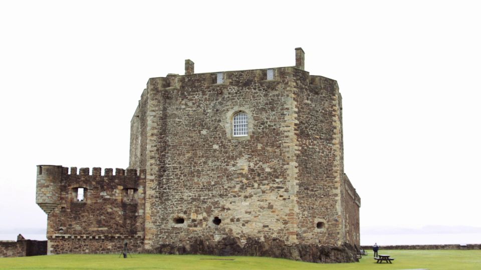 From Edinburgh: Outlander Full-Day Tour in Spanish - Callendar House: Mary, Cromwell, and royal intrigue in one stop