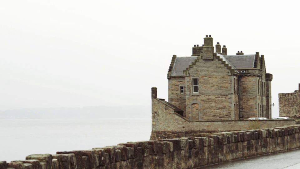 From Edinburgh: Outlander Full-Day Tour in Spanish - Blackness Castle: Fort William, lashes, and a father’s death