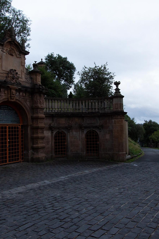 Glasgow: Ghouls, Ghosts & Gruesome Tales Guided Walking Tour - Meeting Point at Glasgow Cathedral: Finding Your Lantern Guide