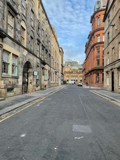 Glasgow: Historical Walking Tour: Guided by a local actor - What to expect on the ground: timing, pace, and comfort