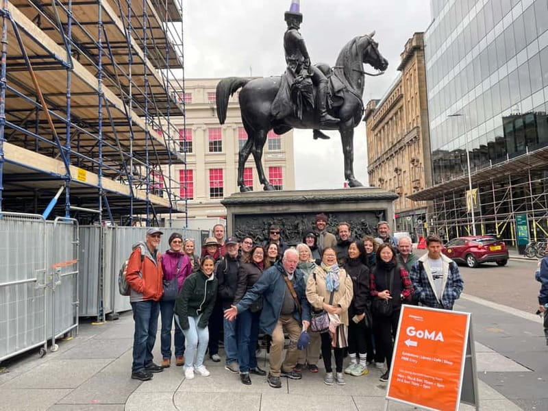 Glasgow: Historical Walking Tour: Guided by a local actor - George Square to City Chambers: where you start seeing the big story