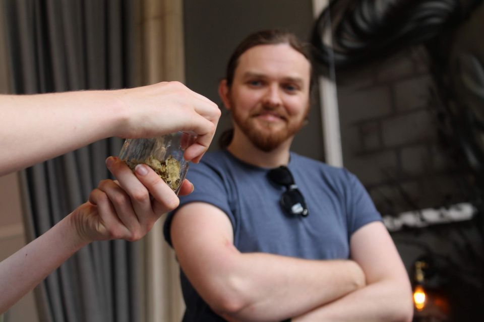 Glasgow: Pubs & History Guided Walking Tour with Beer - Key reasons this Glasgow pubs and history beer tour works
