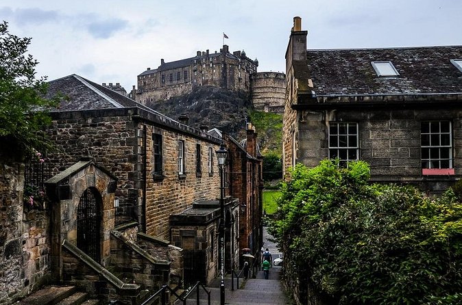 Guided 60-Minute Photography and sightseeing Tour in Edinburgh - Stop 3: Greyfriars Bobby—legend time plus Instagram editing