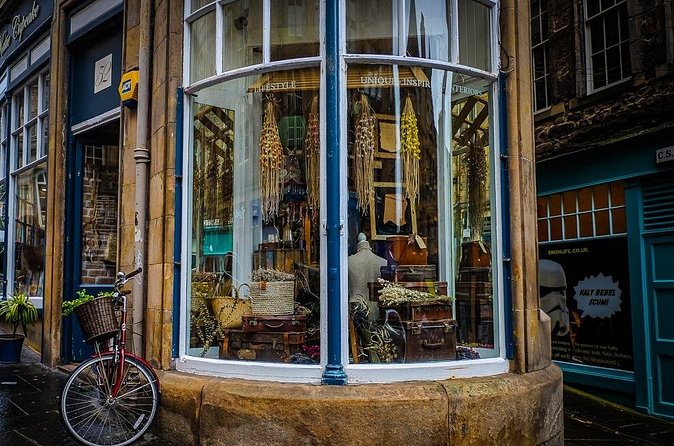 Guided 60-Minute Photography and sightseeing Tour in Edinburgh - Stop 4: Bakehouse Close—turn photos into discoverable posts