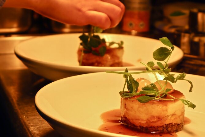 Private Food Tour of Edinburgh with Haggis, Scotch & More - Castle Rock stop: food stories with a skyline view